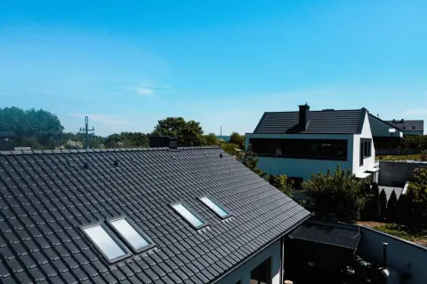 Ile kosztuje dach z dachówki ceramicznej? Ceny i nieoczekiwane wydatki