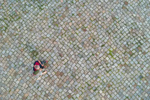 Widok z góry na bruk z dwoma osobami.