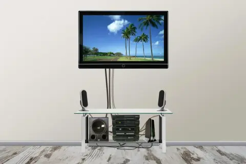 Telewizor na uchwycie obrotowym w salonie, z systemem audio. Jak poprowadzić zasilanie, by estetycznie ukryć kable.