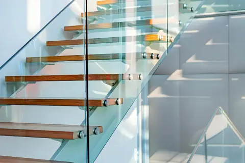 Jak zamontować rotule do balustrady szklanej?