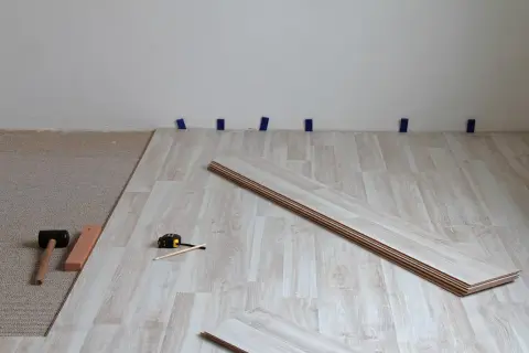 Co pierwsze panele czy drzwi? Kluczowe zasady montażu w remontach