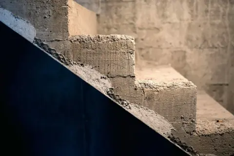 Surowe schody betonowe. Szukasz pomysłu, czym obłożyć schody betonowe żeby było tanio i estetycznie?