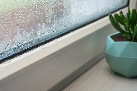 Jak pozbyć się wilgoci na oknach? Skuteczne metody, które działają!