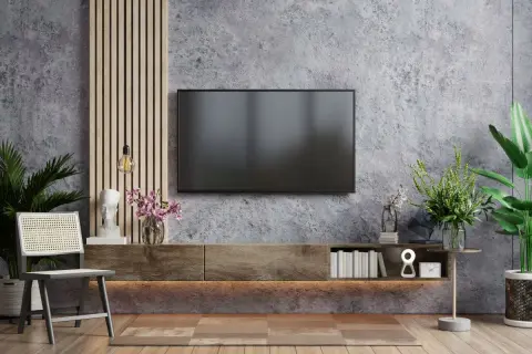 Ściana z telewizorem: beton architektoniczny, drewniane panele, rośliny i dekoracje. Alternatywa dla lameli.