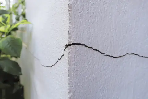Pęknięcia na ścianie z gazobetonu po pierwszym sezonie grzewczym. Zastanawiasz się, dlaczego ściany z gazobetonu pękają?