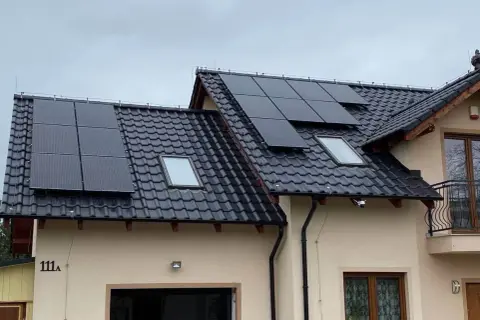 Instalacja fotowoltaiczna na dachu z dachówki ceramicznej. Gwarancja na pokrycie dachowe jest zachowana.