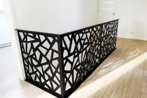 Nowoczesne balustrady wycinane laserowo z blachy, z geometrycznym wzorem. Montaż boczny lub od góry podkreśla ich lekkość.