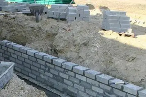 Jaka klasa zaprawy do bloczków betonowych zapewnia trwałość konstrukcji?