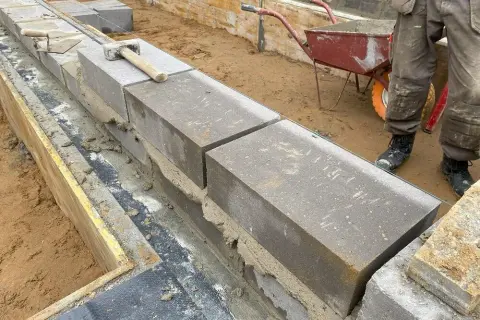 Ile zaprawy do murowania bloczków betonowych? Praktyczne obliczenia i porady