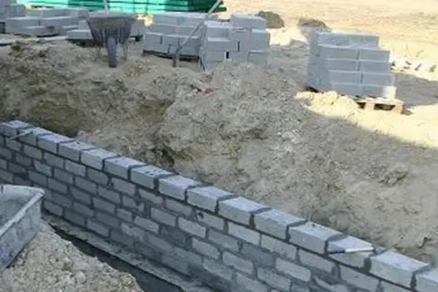 Jaka zaprawa do murowania fundamentów zapewni trwałość i stabilność?