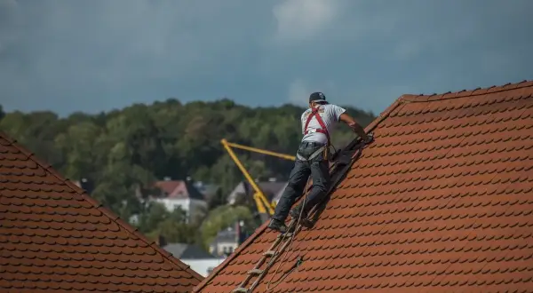 Jak uszczelnić dach z dachówki, aby uniknąć kosztownych przecieków?