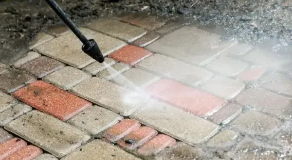 Skuteczne sposoby na wyczyszczenie kostki brukowej z oleju bez wysiłku