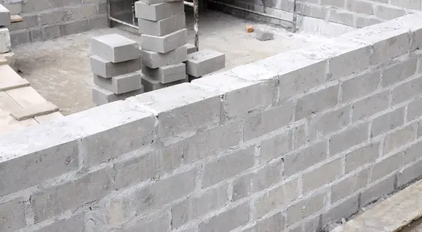 Bloczki fundamentowe z betonu vs lany fundament: co jest szybsze i tańsze? Budowa ścian z pustaków betonowych.
