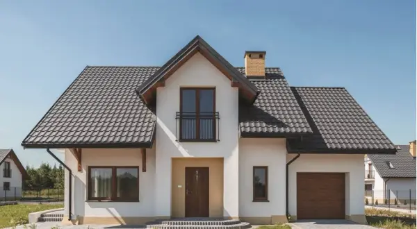 Dachówka czy blachodachówka na stary dom – co wybrać, aby nie żałować?