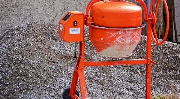 Jaką betoniarkę wybrać na worek cementu do domowych prac budowlanych?