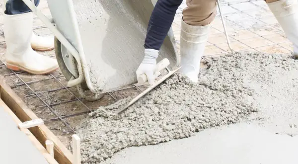Beton konopny jako materiał budowlany: parametry cieplne i koszty wzniesienia ścian. Praca z betonem na budowie.