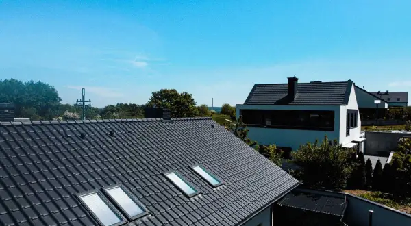 Ile kosztuje dach z dachówki ceramicznej? Ceny i nieoczekiwane wydatki