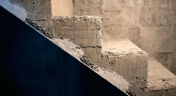 Surowe schody betonowe. Szukasz pomysłu, czym obłożyć schody betonowe żeby było tanio i estetycznie?