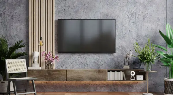 Ściana z telewizorem: beton architektoniczny, drewniane panele, rośliny i dekoracje. Alternatywa dla lameli.