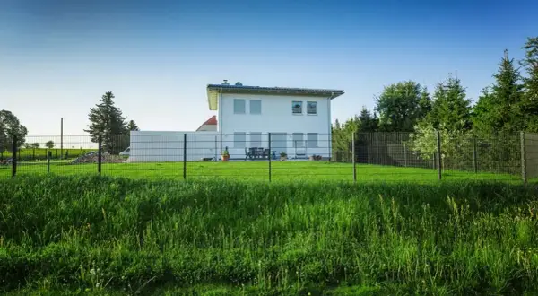 Siatka czy panele cena – które ogrodzenie wybrać bez zbędnych wydatków?