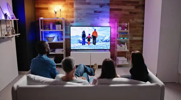 Rodzina ogląda film przy oświetleniu LED za telewizorem. Czy to nie męczy wzroku?