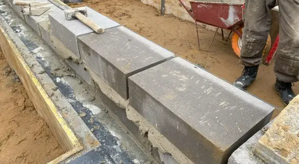 Ile zaprawy do murowania bloczków betonowych? Praktyczne obliczenia i porady