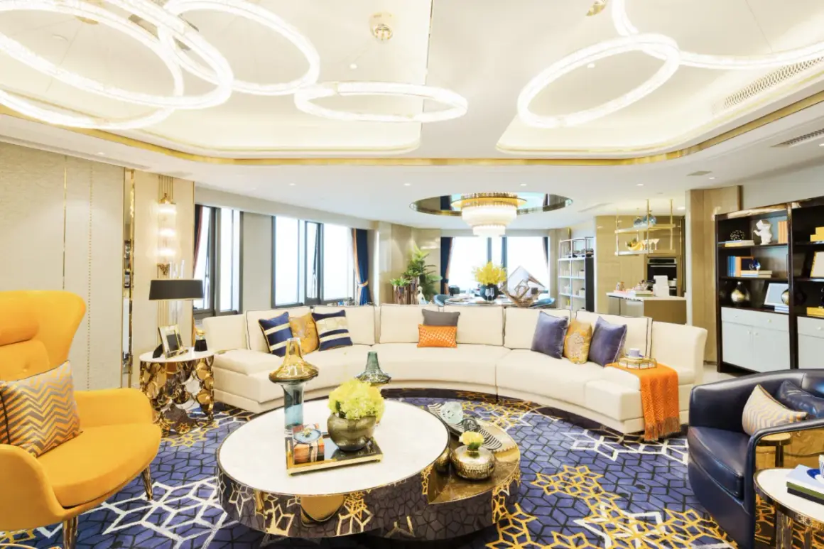 Elegancki salon w stylu glamour bez kiczu. Złoto subtelnie podkreśla luksus, nie przytłaczając. Uważaj na nadmiar błyskotek.