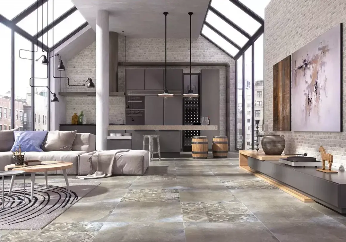 Nowoczesny salon z gres na podłodze w salonie czy to praktyczne bez ogrzewania podłogowego? Styl industrialny, cegła, duże okna.