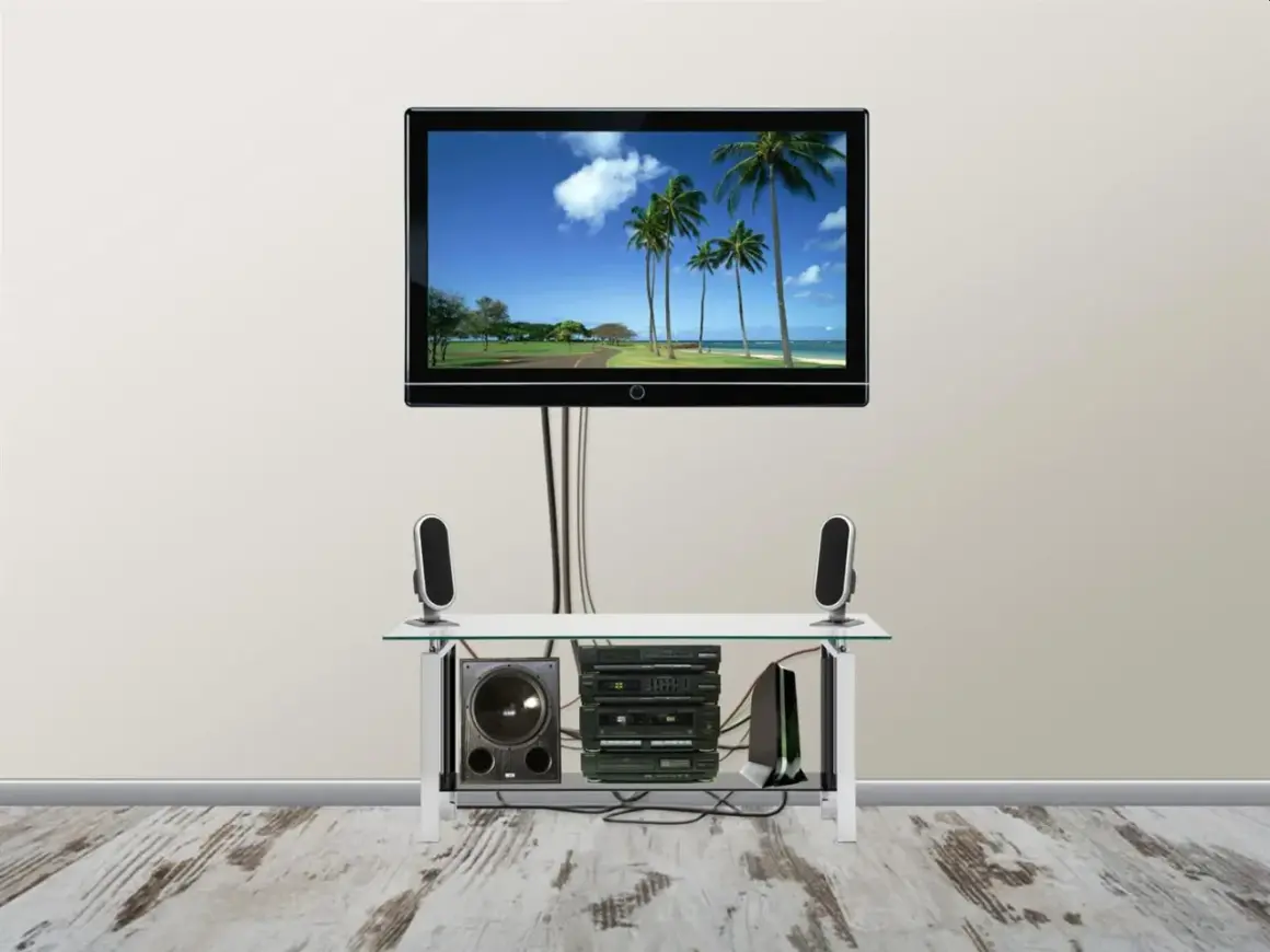 Telewizor na uchwycie obrotowym w salonie, z systemem audio. Jak poprowadzić zasilanie, by estetycznie ukryć kable.