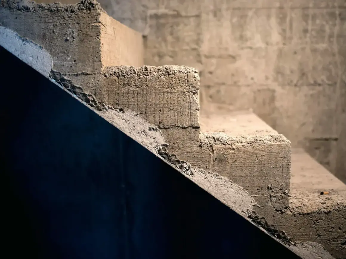 Surowe schody betonowe. Szukasz pomysłu, czym obłożyć schody betonowe żeby było tanio i estetycznie?