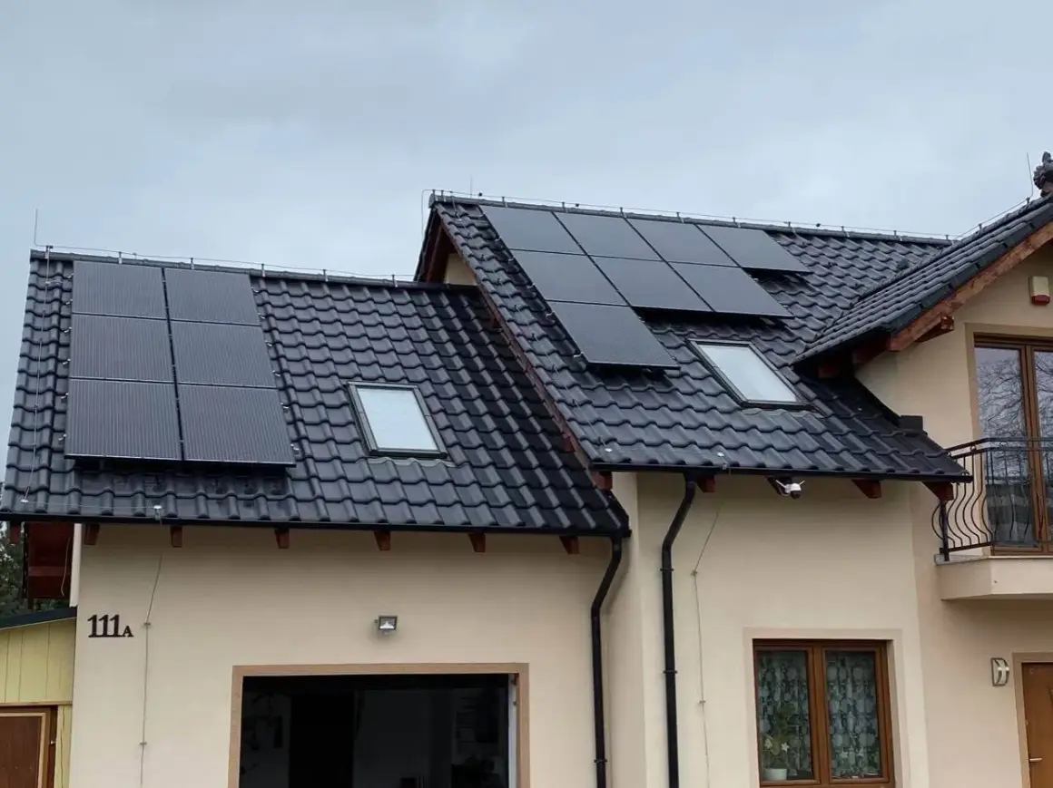 Instalacja fotowoltaiczna na dachu z dachówki ceramicznej. Gwarancja na pokrycie dachowe jest zachowana.