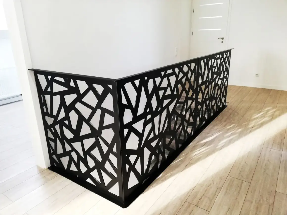 Nowoczesne balustrady wycinane laserowo z blachy, z geometrycznym wzorem. Montaż boczny lub od góry podkreśla ich lekkość.