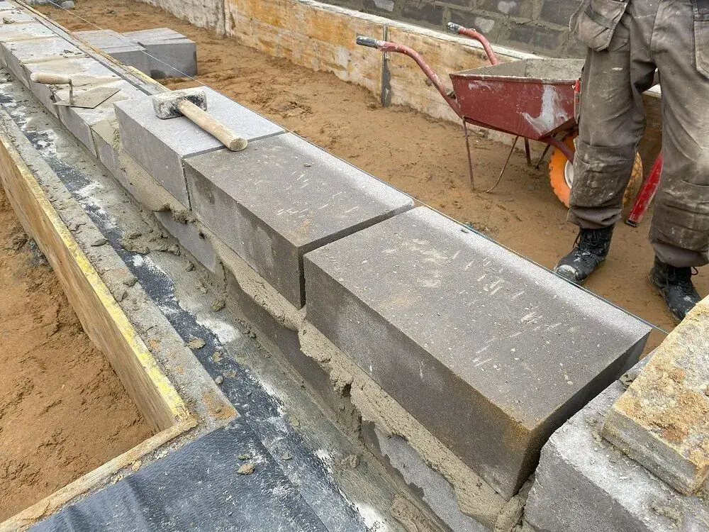 Ile zaprawy do murowania bloczków betonowych? Praktyczne obliczenia i porady