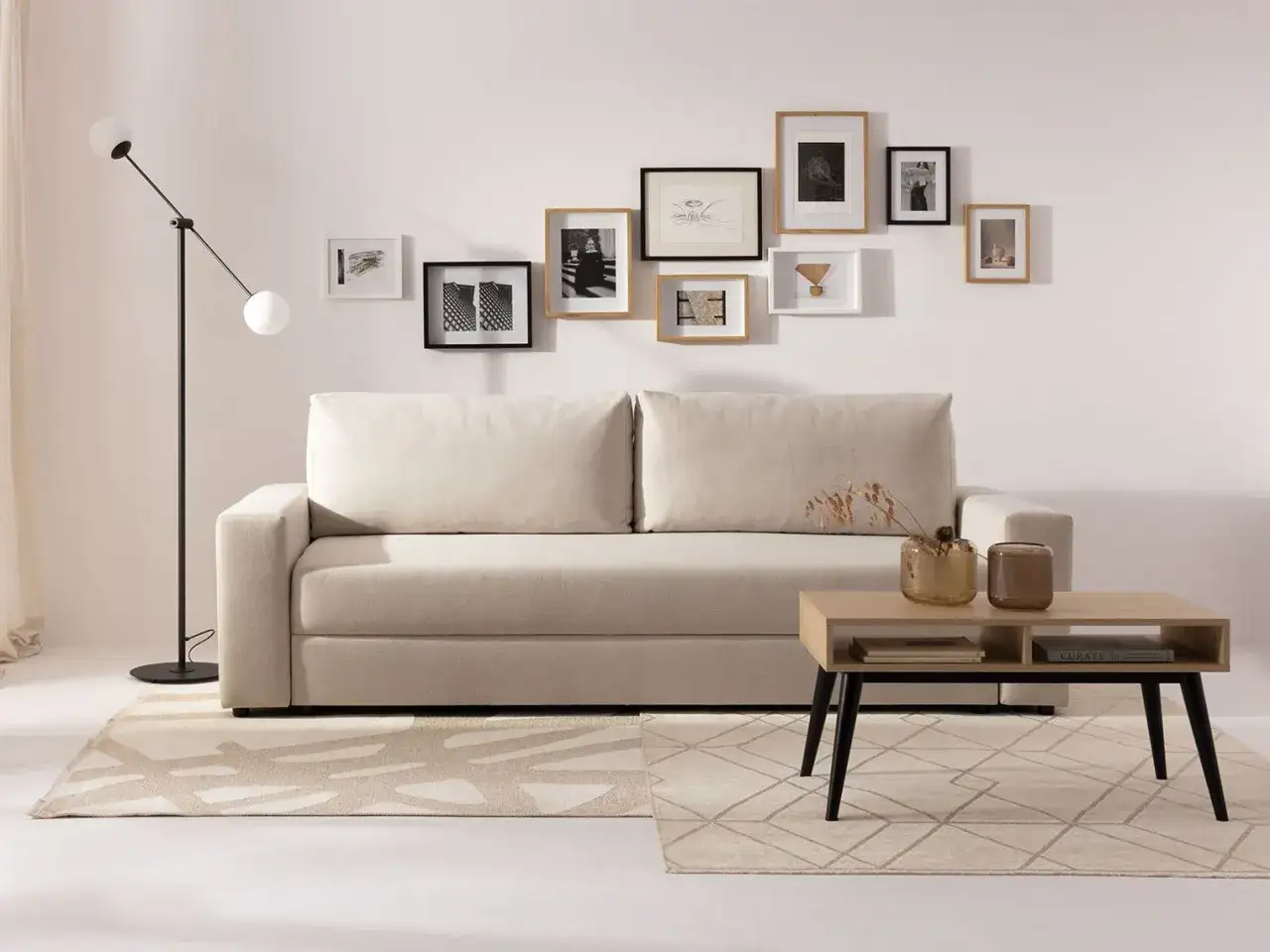 Dywan pod kanapą: jak dobrać idealny rozmiar i proporcje, by stworzyć harmonijną przestrzeń. Jasna sofa, stolik i graficzne wzory na dywanie.