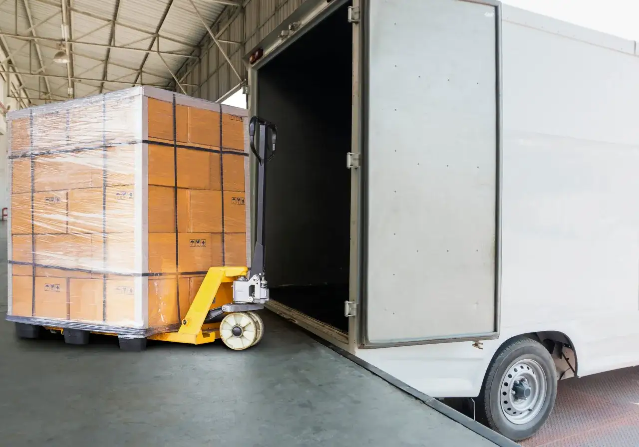 Ile palet pustaków wchodzi na naczepę tira? Optymalizacja transportu na budowę wymaga precyzyjnego planowania, jak na zdjęciu widać palety z pustakami przygotowane do załadunku.