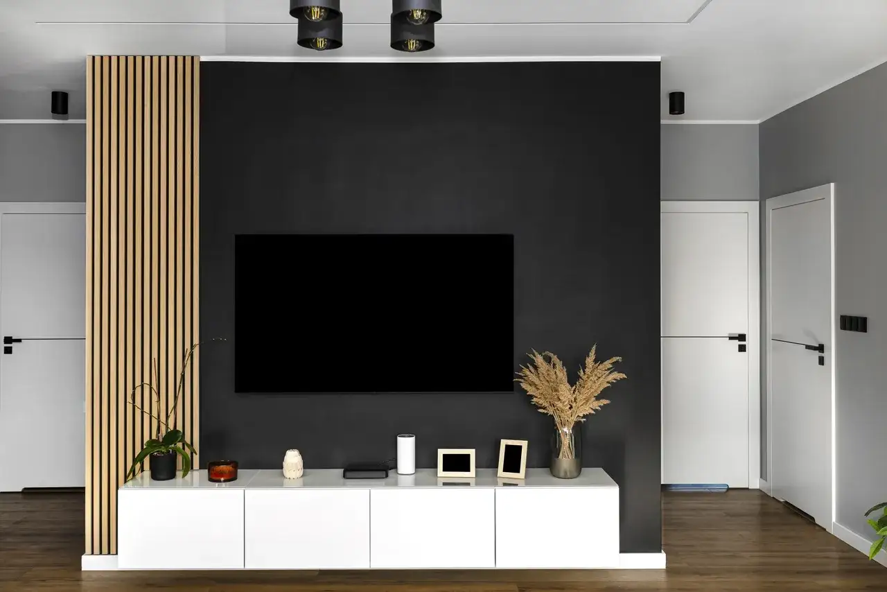 Lamele w salonie za telewizorem to wciąż modne rozwiązanie, dodające ciepła i stylu nowoczesnemu wnętrzu.