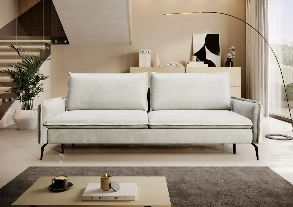Jasnoszara sofa na nóżkach. Sprzątanie robotem pod nią jest łatwe, ale kurz może gromadzić się na nóżkach.