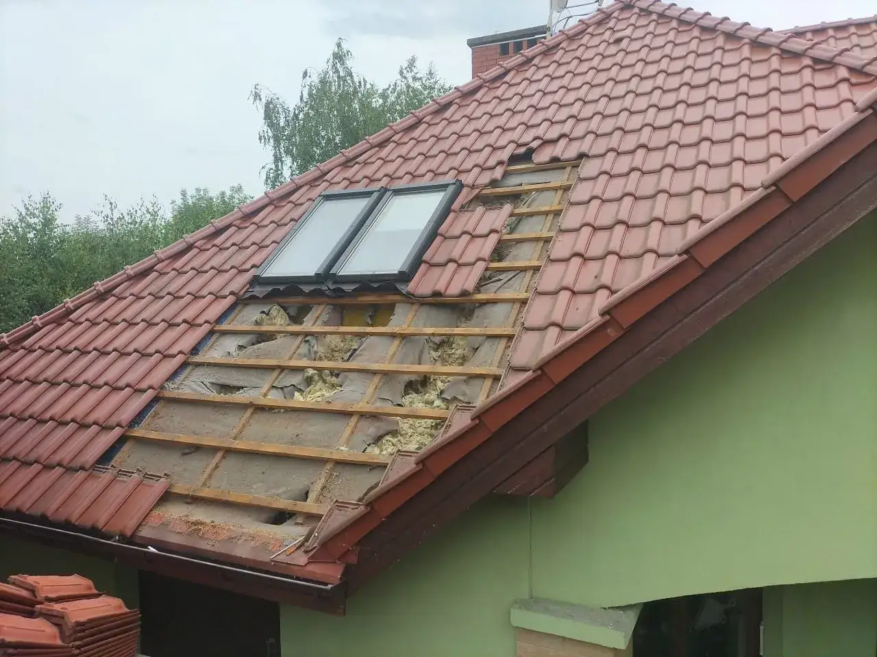 Uszkodzony dach z dachówką, widoczna więźba. Wibracje dachu podczas silnego wiatru czy więźba może się zawalić?