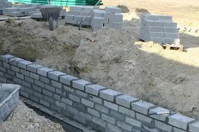 Zdjęcie Ile zaprawy do murowania bloczków betonowych? Praktyczne obliczenia i porady