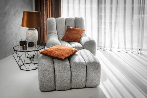 Pusty róg w salonie - 10 inspiracji na funkcjonalną aranżację