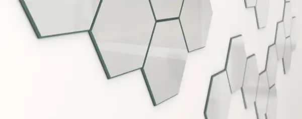 Trend alert: kompozycja z luster na ścianie