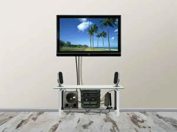 Telewizor na uchwycie obrotowym w salonie, z systemem audio. Jak poprowadzić zasilanie, by estetycznie ukryć kable.